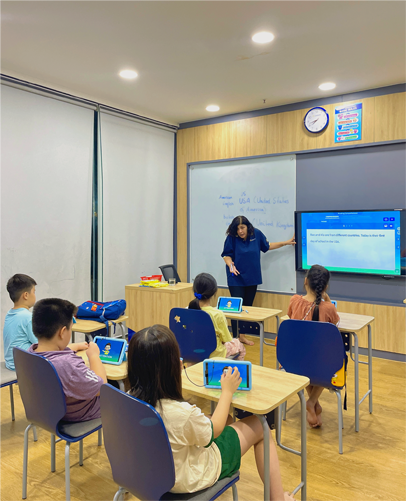 Tại Salacreative ác bé học tập cùng Tivi cảm ứng và máy tính bảng trong lớp học