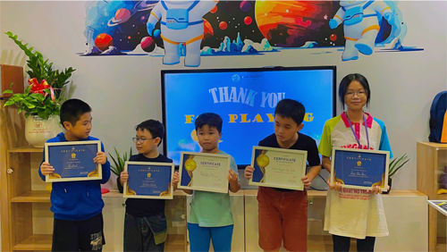 Thí sinh nhận giải thưởng Rung Chuông Vàng